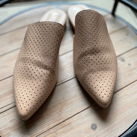 Mi.iM Saffron Beige perforated leather slip on mules flat shoes size 9 - Picture 8 of 8